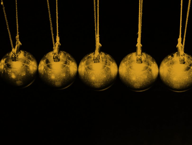 Portada de la conferencia: 100 años de lentes gravitatorias: de curiosidad a herramienta.