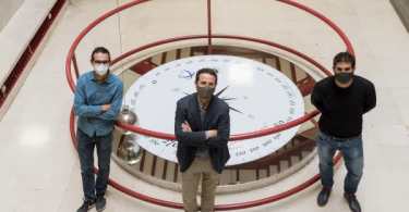 Foto de los miembros del Instituto Carlos I en el péndulo de la facultad de ciencias que desarrollaron la investigación.